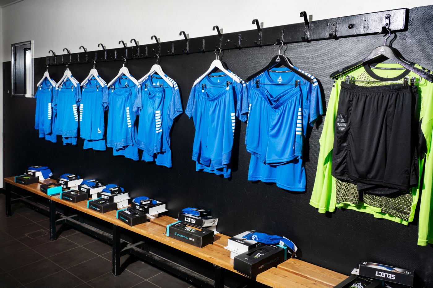 files/spain_collection_locker_room_action_2.jpg